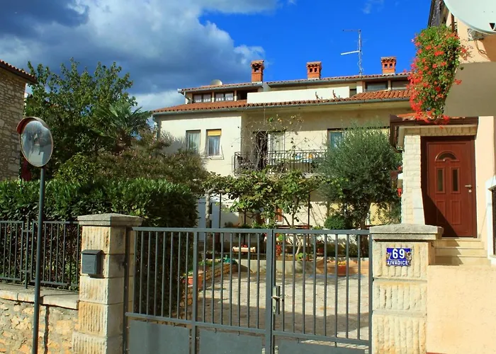 Apartman With A Parking Space - 7328 Medulin