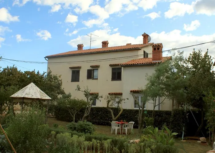 With A Parking Space - 7328 메덜린